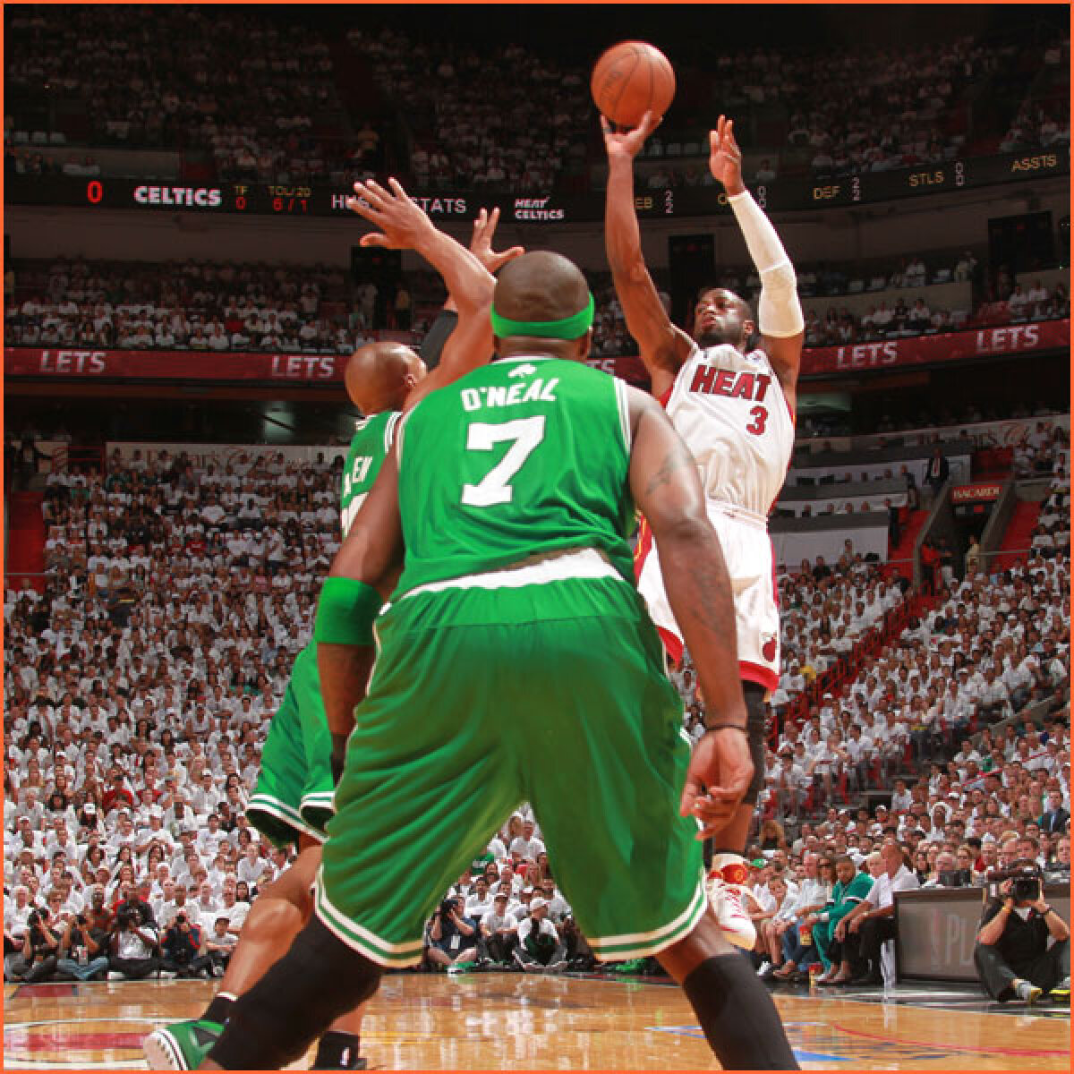 FOTO! Miami Heat sărbătoreşte cu fanii moartea lui Osama bin Laden