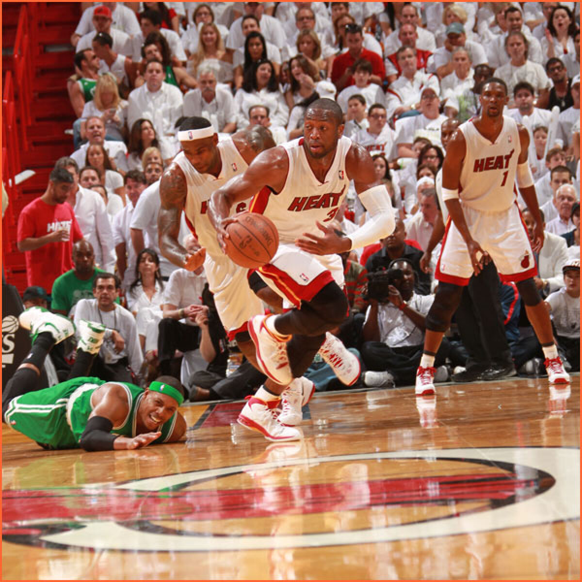 FOTO! Miami Heat sărbătoreşte cu fanii moartea lui Osama bin Laden