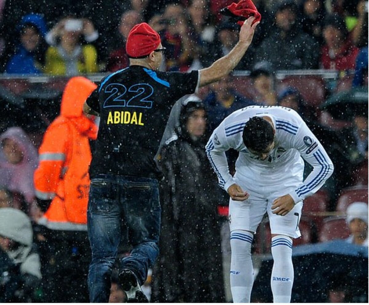 FOTO şi VIDEO! Jimmy Jump a întrerupt Barca - Real. Ronaldo era ţinta sa