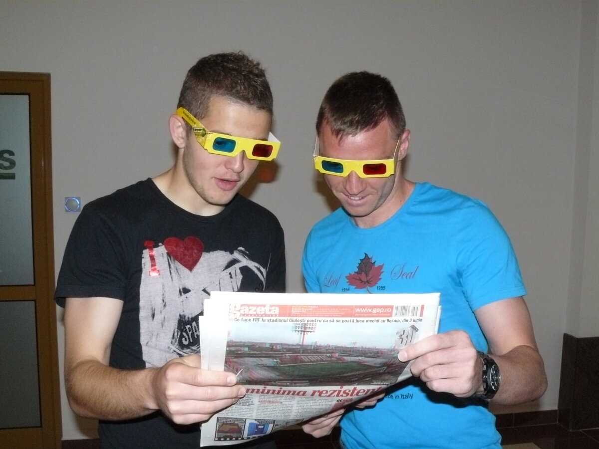 Ceferiştii Cadu, Bud şi Buş au fost primii fotbalişti din Liga 1 care au admirat Gazeta  3D de Ziua bărbatului