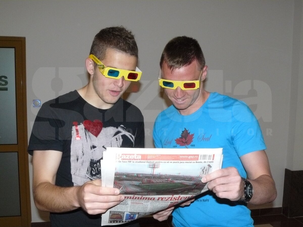 Ceferiştii Cadu, Bud şi Buş au fost primii fotbalişti din Liga 1 care au admirat Gazeta  3D de Ziua bărbatului