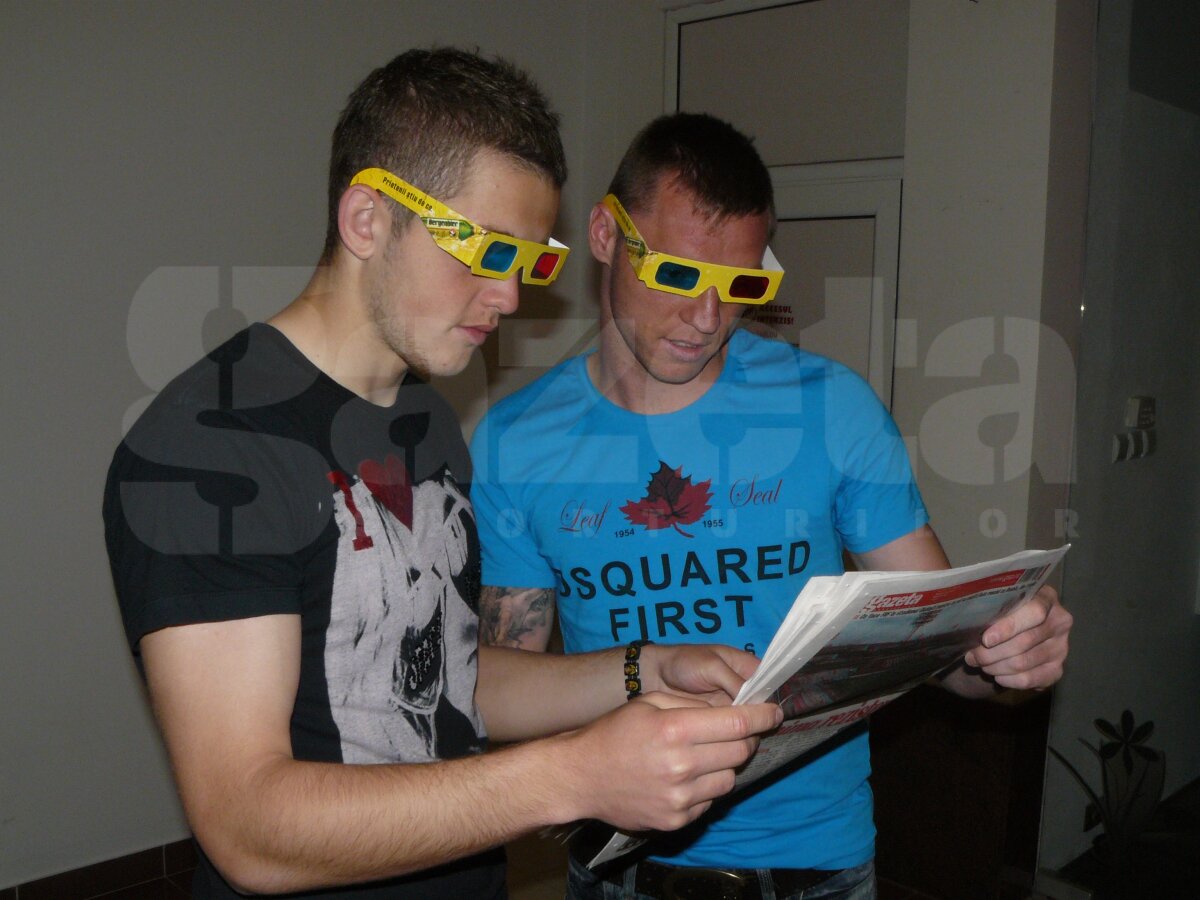 Ceferiştii Cadu, Bud şi Buş au fost primii fotbalişti din Liga 1 care au admirat Gazeta  3D de Ziua bărbatului