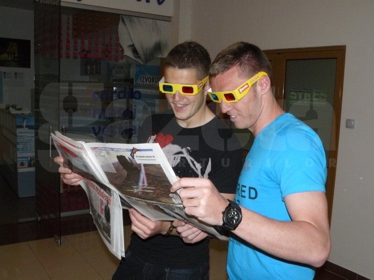 Ceferiştii Cadu, Bud şi Buş au fost primii fotbalişti din Liga 1 care au admirat Gazeta  3D de Ziua bărbatului