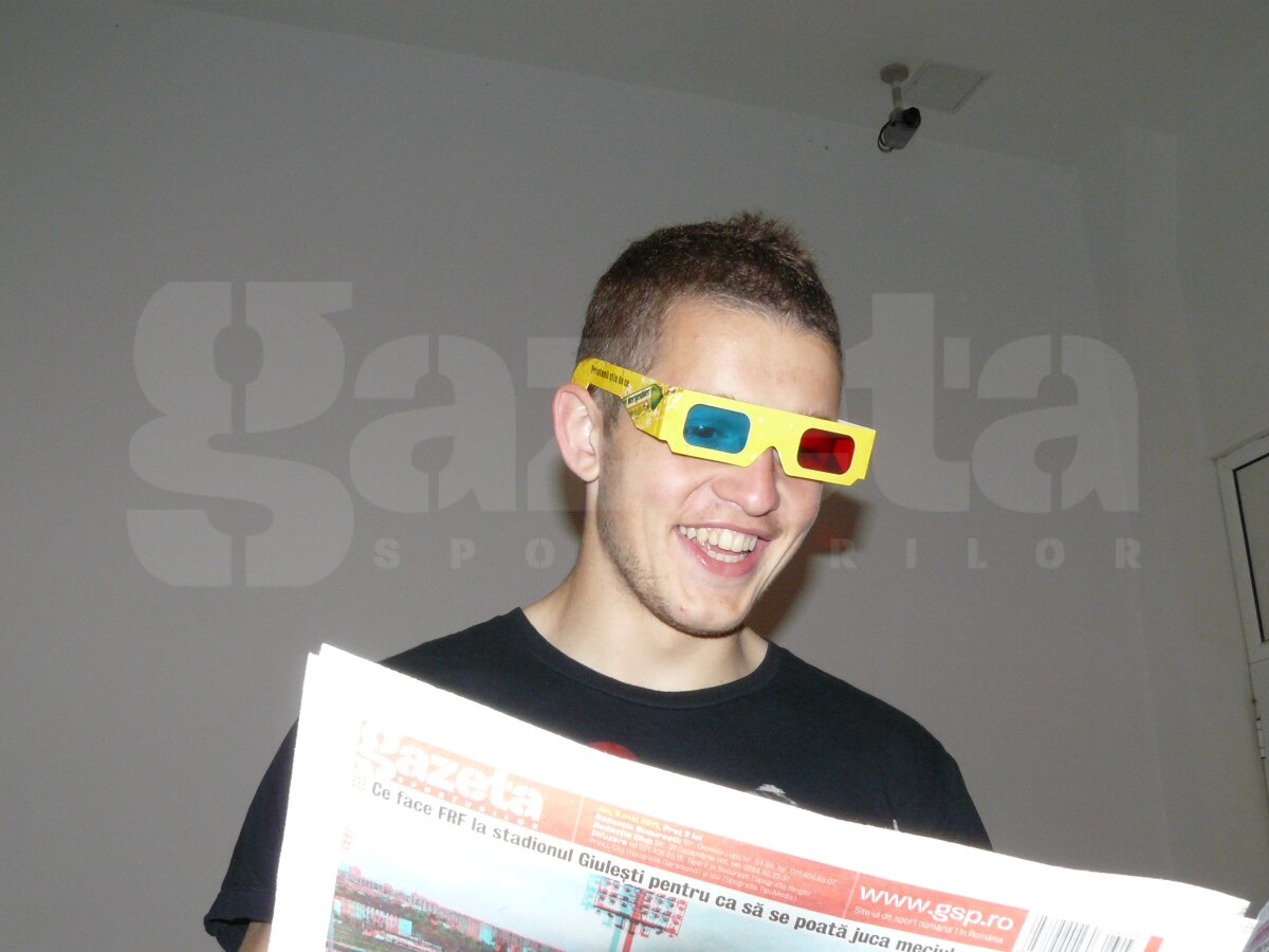 Ceferiştii Cadu, Bud şi Buş au fost primii fotbalişti din Liga 1 care au admirat Gazeta  3D de Ziua bărbatului