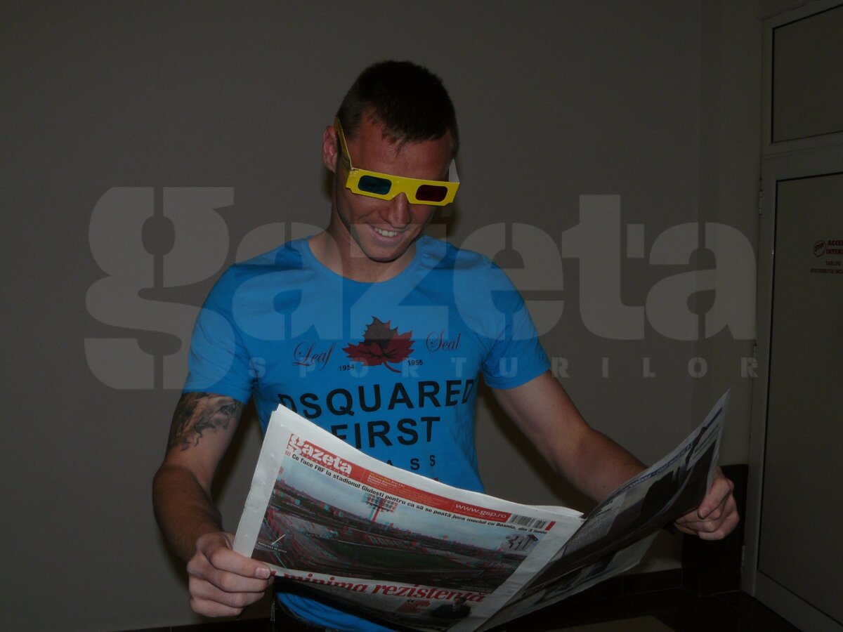 Ceferiştii Cadu, Bud şi Buş au fost primii fotbalişti din Liga 1 care au admirat Gazeta  3D de Ziua bărbatului