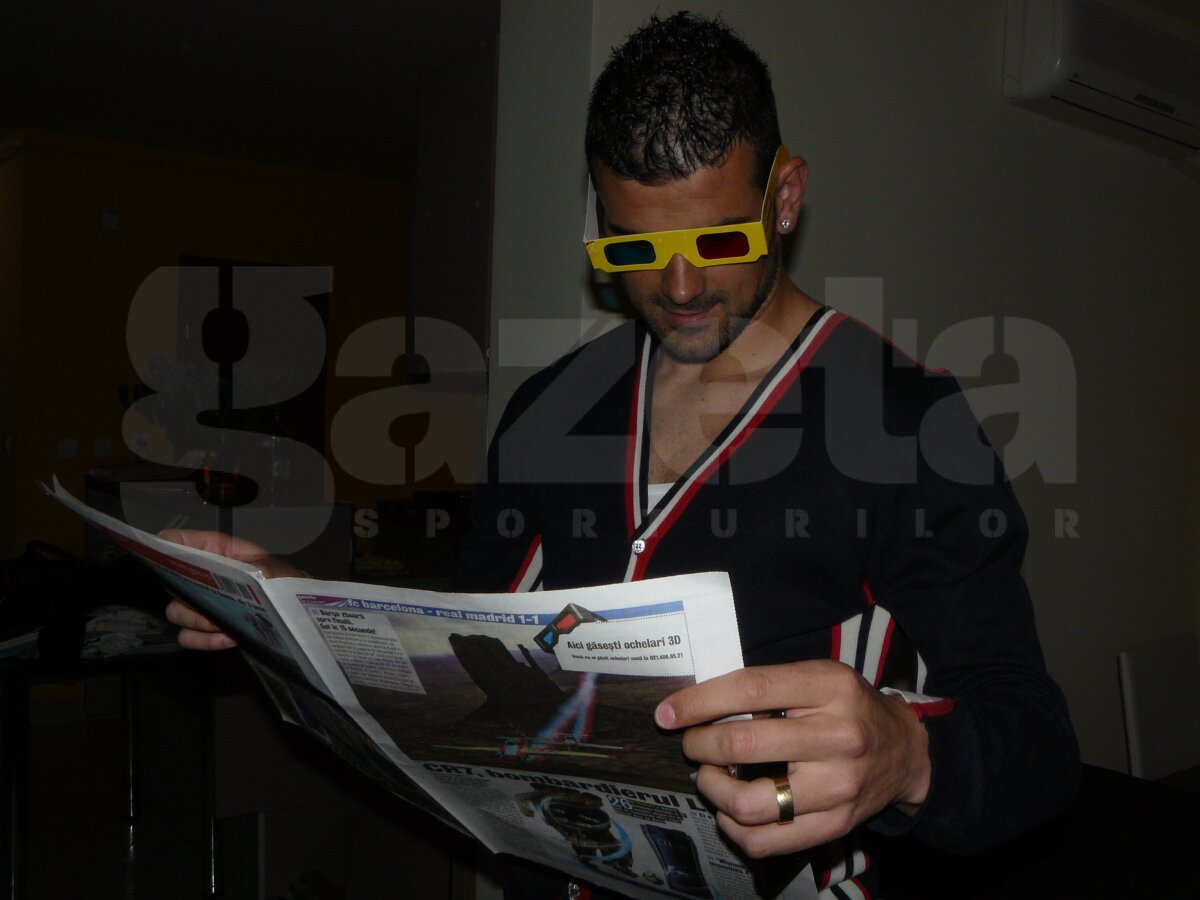 Ceferiştii Cadu, Bud şi Buş au fost primii fotbalişti din Liga 1 care au admirat Gazeta  3D de Ziua bărbatului