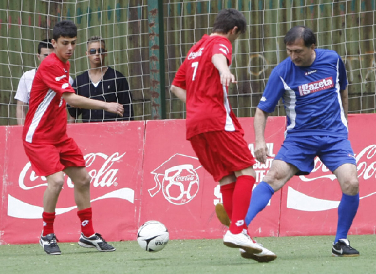 Puştii din liceul "Mircea Eliade" au jucat contra echipei Gazetei » Maitreyi, mai patru...
