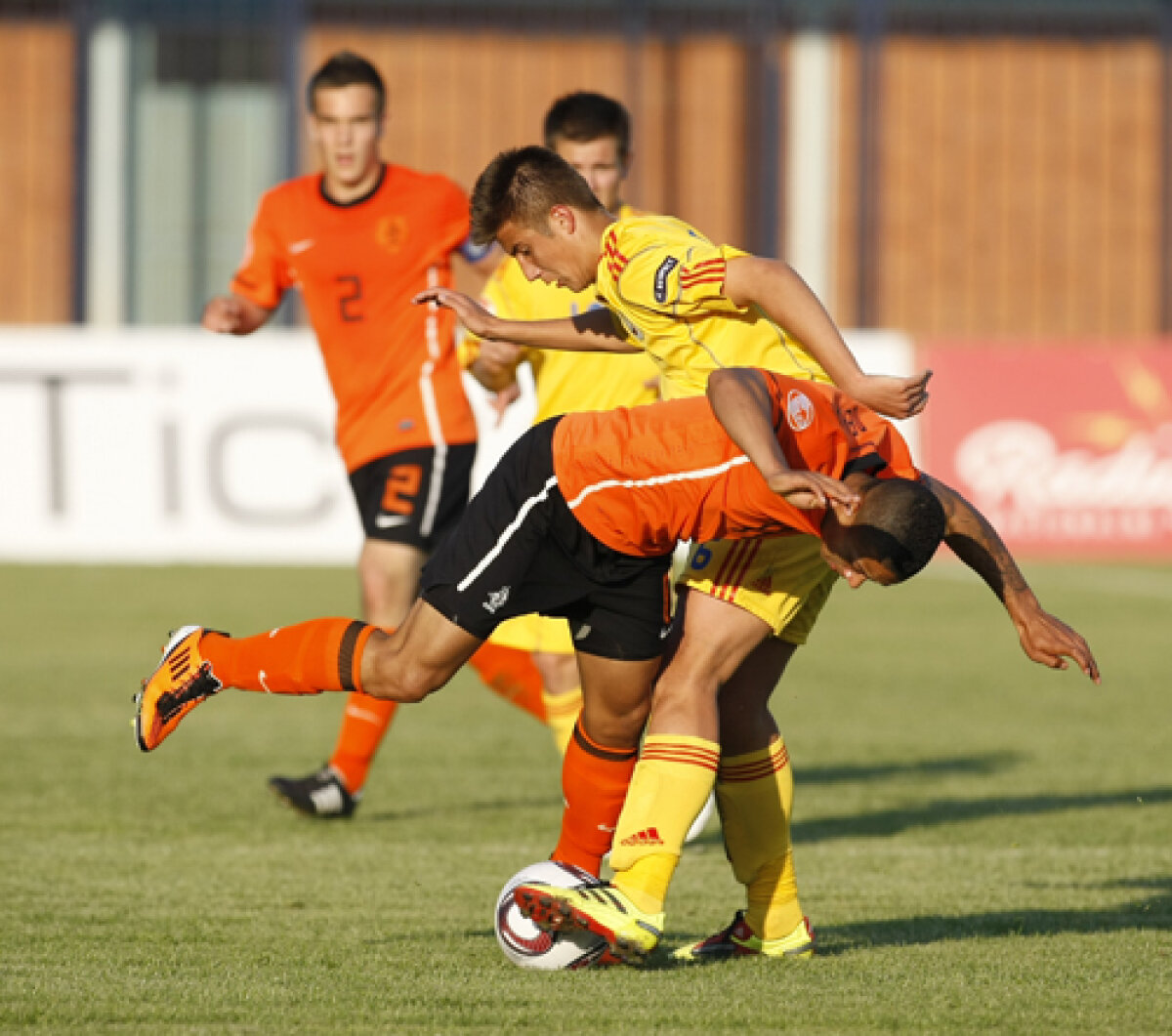 Suporterii juniorilor români au huiduit antijocul echipei lui Văsîi » De rîsul Europei