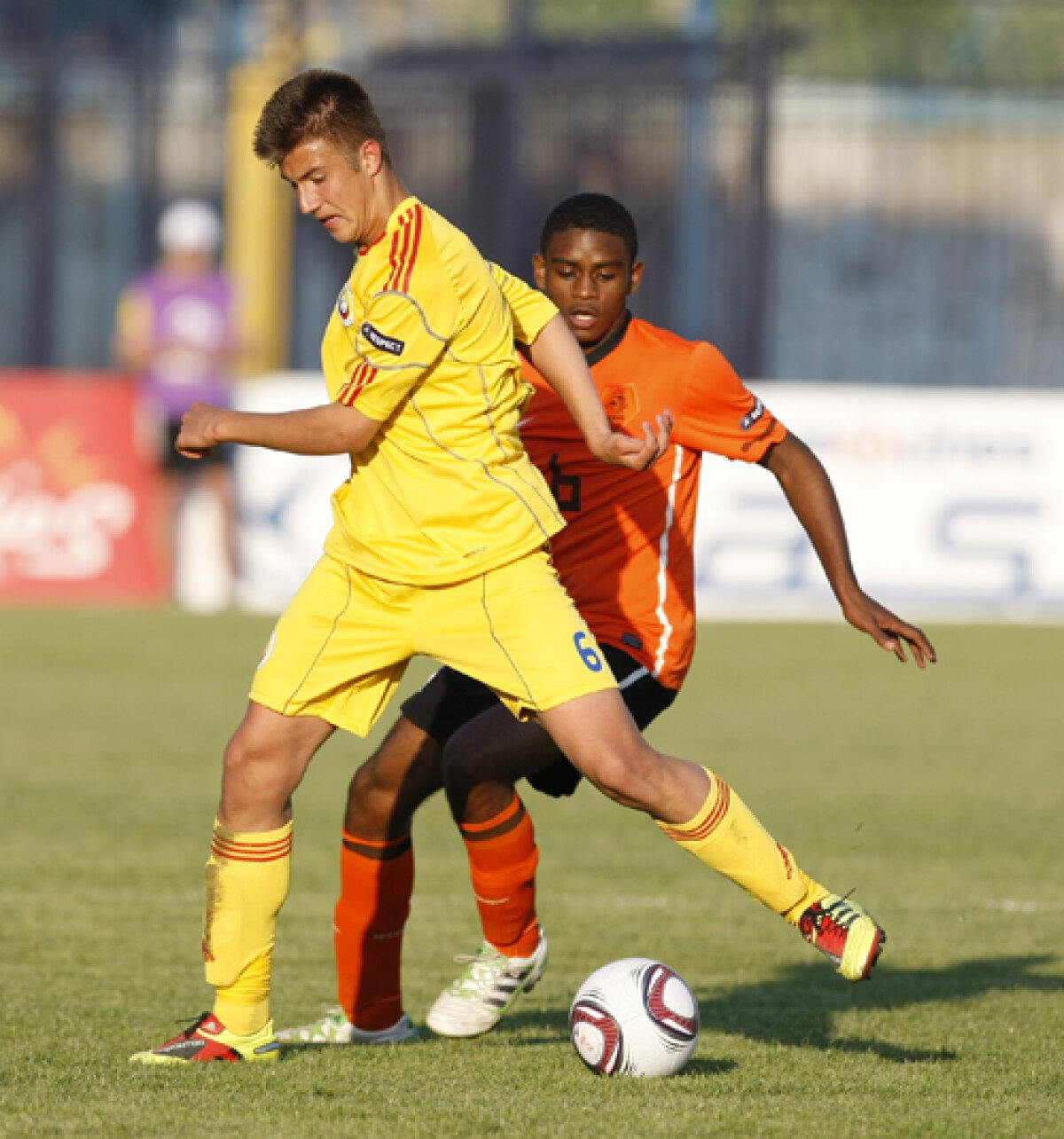 Suporterii juniorilor români au huiduit antijocul echipei lui Văsîi » De rîsul Europei