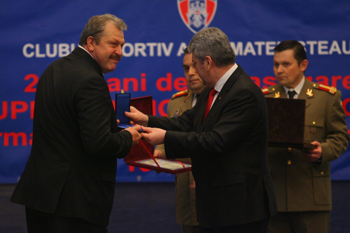 FOTO&VIDEO "Eroii de la Sevilla" au fost premiaţi de Ministerul Apărării