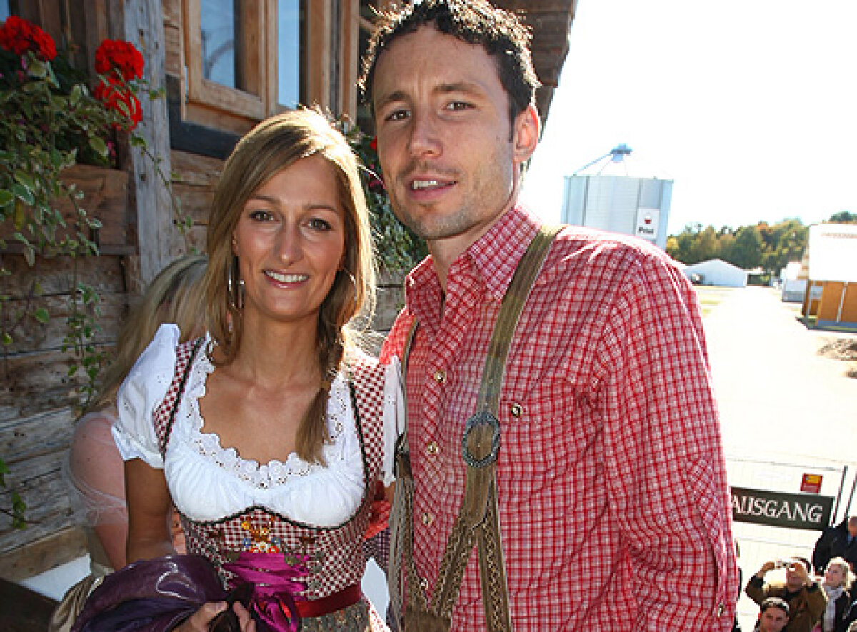 FOTO Pato a sărbătorit cîştigarea titlului alături de fiica şefului Berlusconi. Vezi primul "11" al nevestelor de la AC Milan!