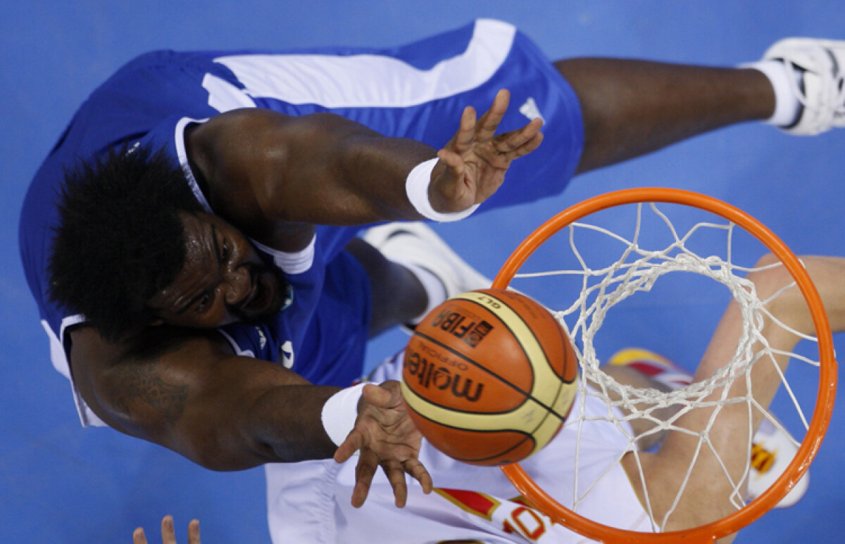 Căpcăunul cu nume de poet » Cu 156,5 kilograme, Sofoklis Schortsanitis dă greutate baschetului