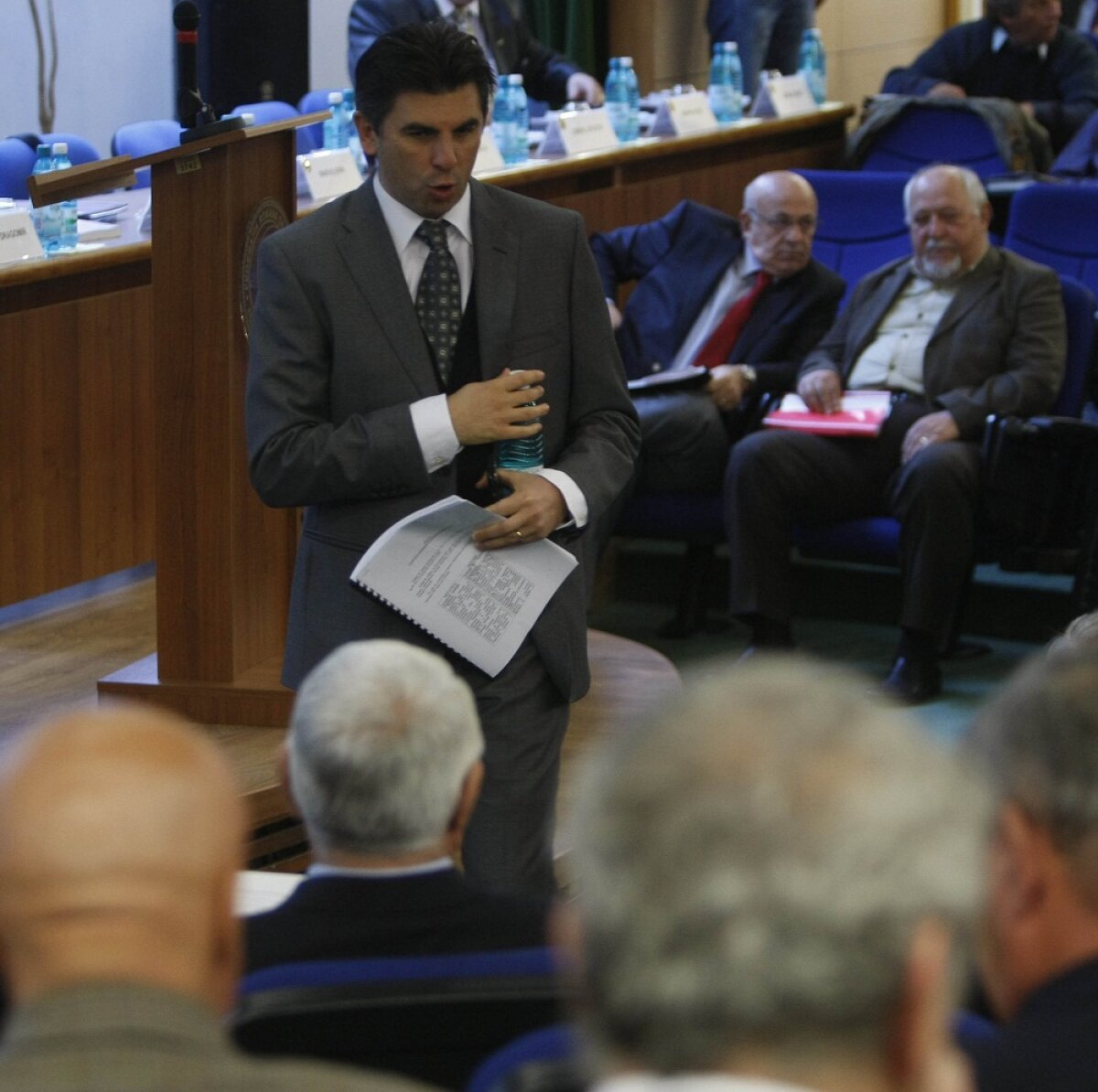 Dragomir îl îngrădeşte pe Lupescu: "Cer să fie trecut în subordinea lui Kassai". Sandu va decide!