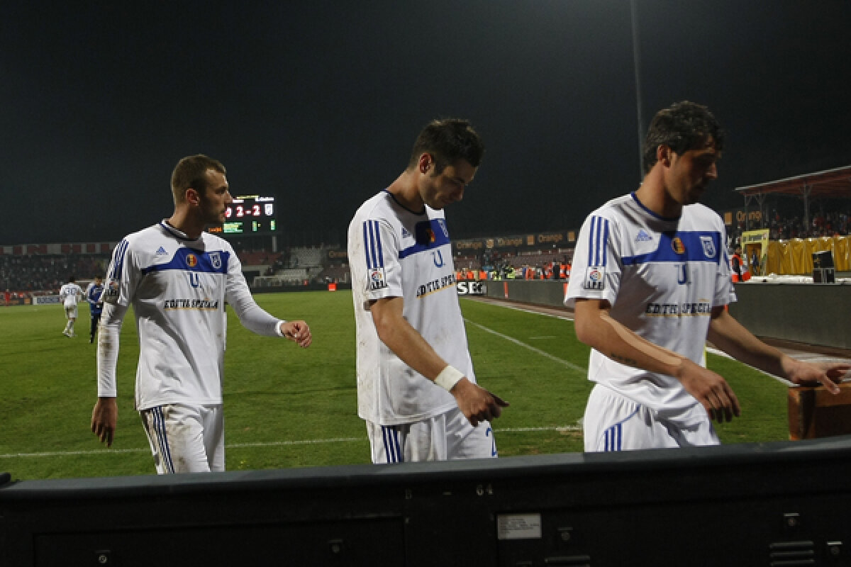 VIDEO şi liveTEXT » Universitatea Craiova, 90% retrogradată după 0-2 cu Dinamo. "Cîinii" avansează spre Europa