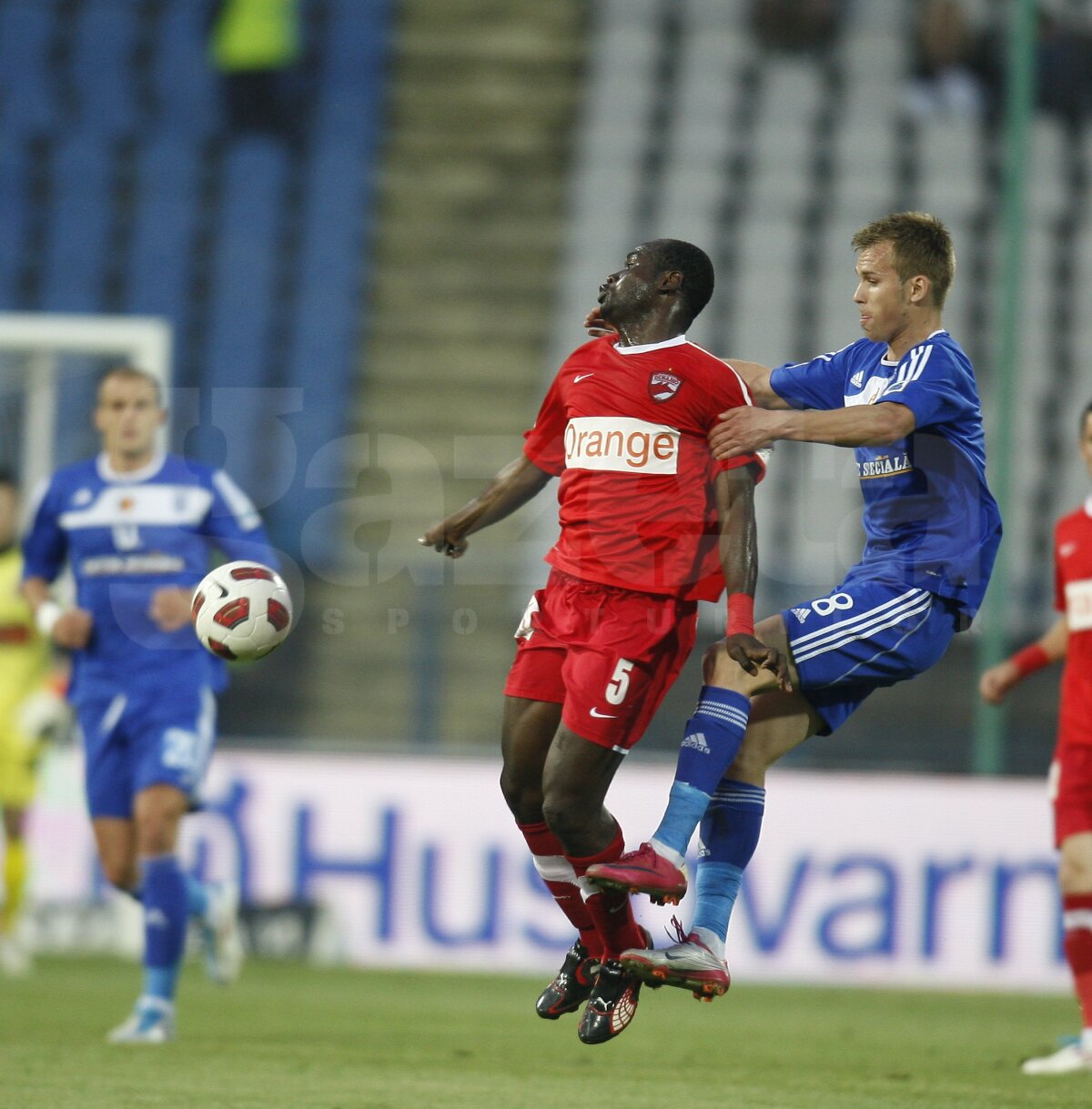 VIDEO şi liveTEXT » Universitatea Craiova, 90% retrogradată după 0-2 cu Dinamo. "Cîinii" avansează spre Europa