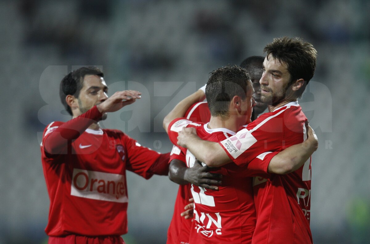 VIDEO şi liveTEXT » Universitatea Craiova, 90% retrogradată după 0-2 cu Dinamo. "Cîinii" avansează spre Europa