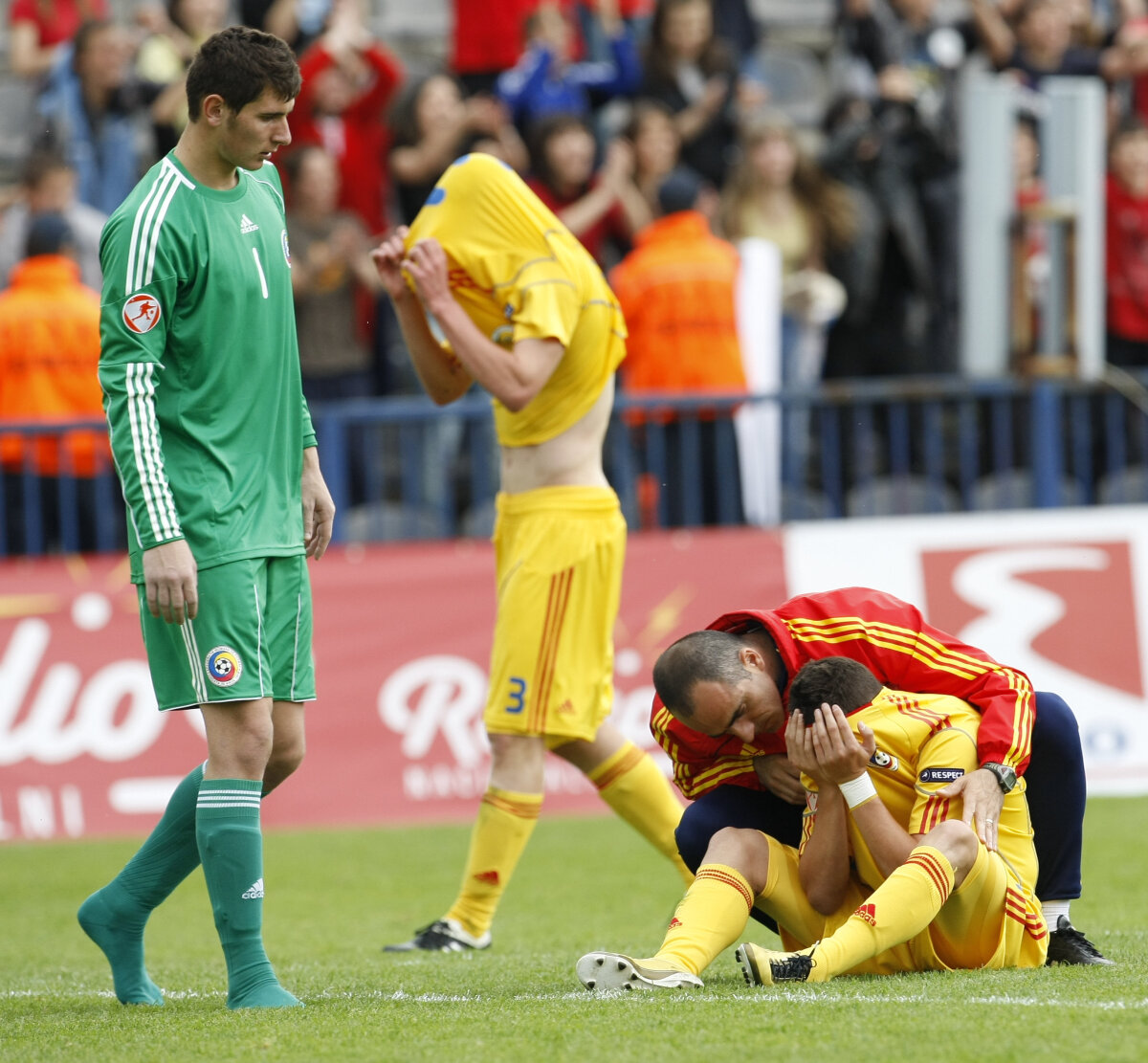Puştii lui Văsîi au plîns pe gazon şi în vestiar după înfrîngerea cu nemţii: "Ne vine să ne lăsăm de fotbal"