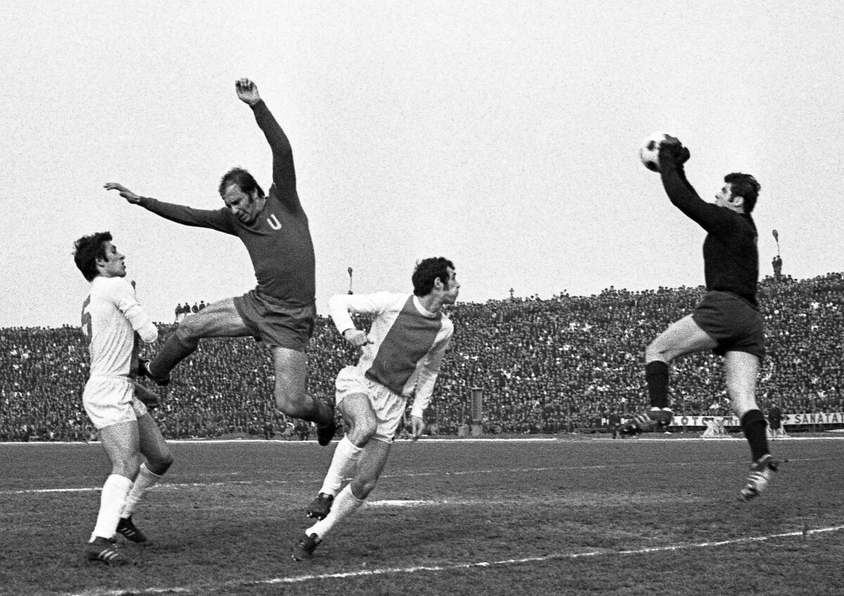 Un club de legendă a ajuns iar în pragul falimentului sportiv » Rugă pentru Ştiinţa