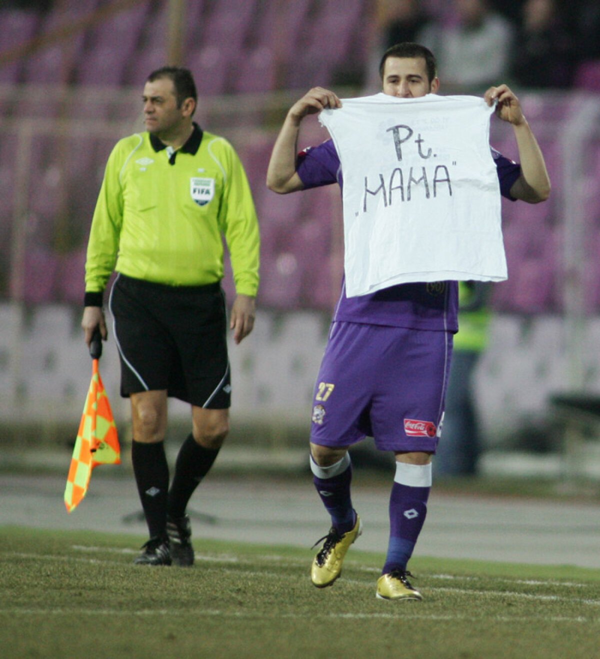 "Te iubesc, Mirela!" vs. "I belong to Jesus!". Cele mai tari dedicaţii ale fotbaliştilor