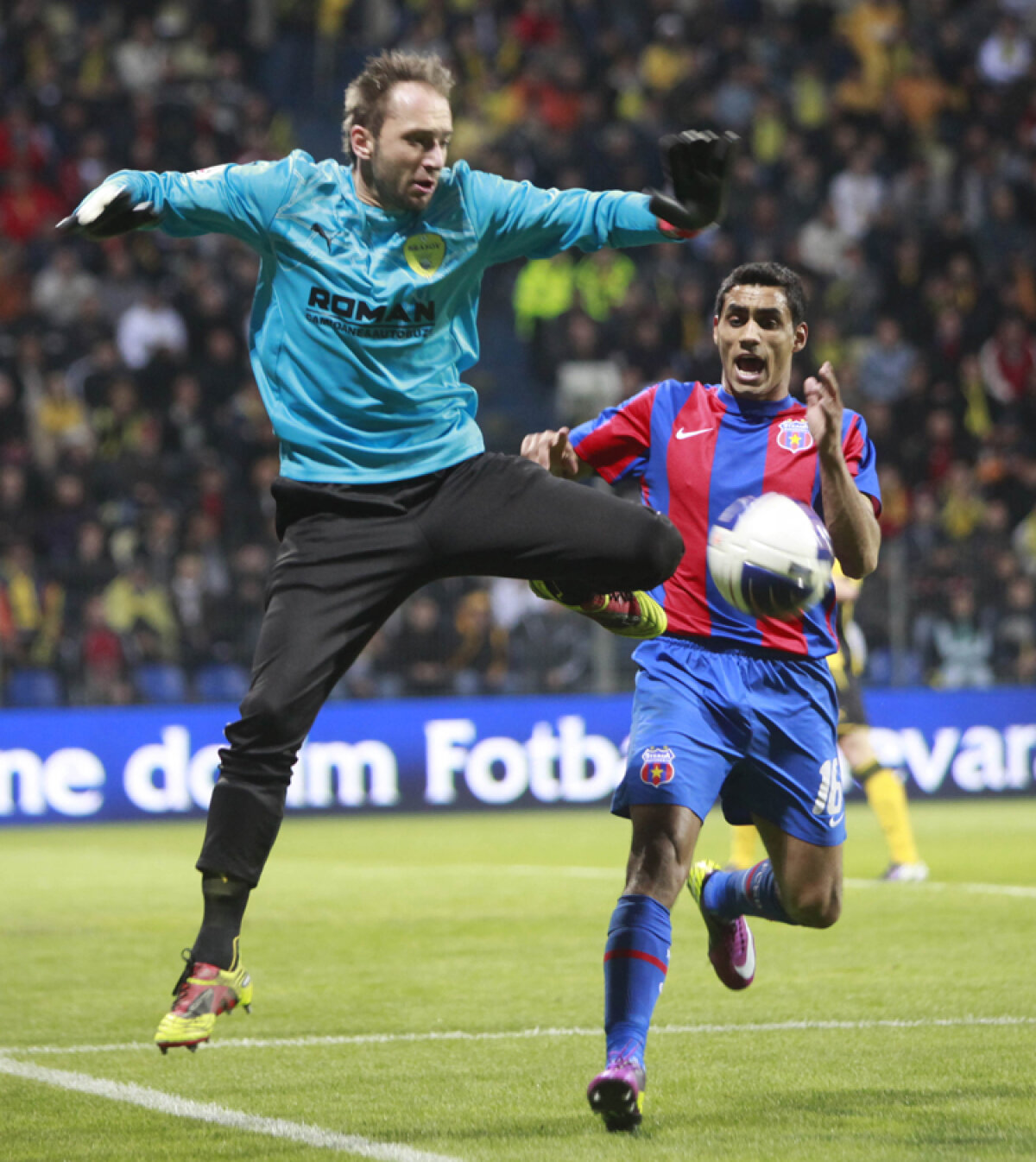 Steaua egalează în minutul 86 şi merge în finală!