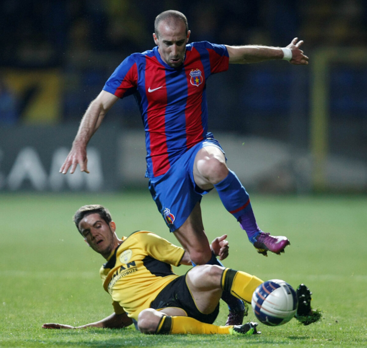 Steaua egalează în minutul 86 şi merge în finală!