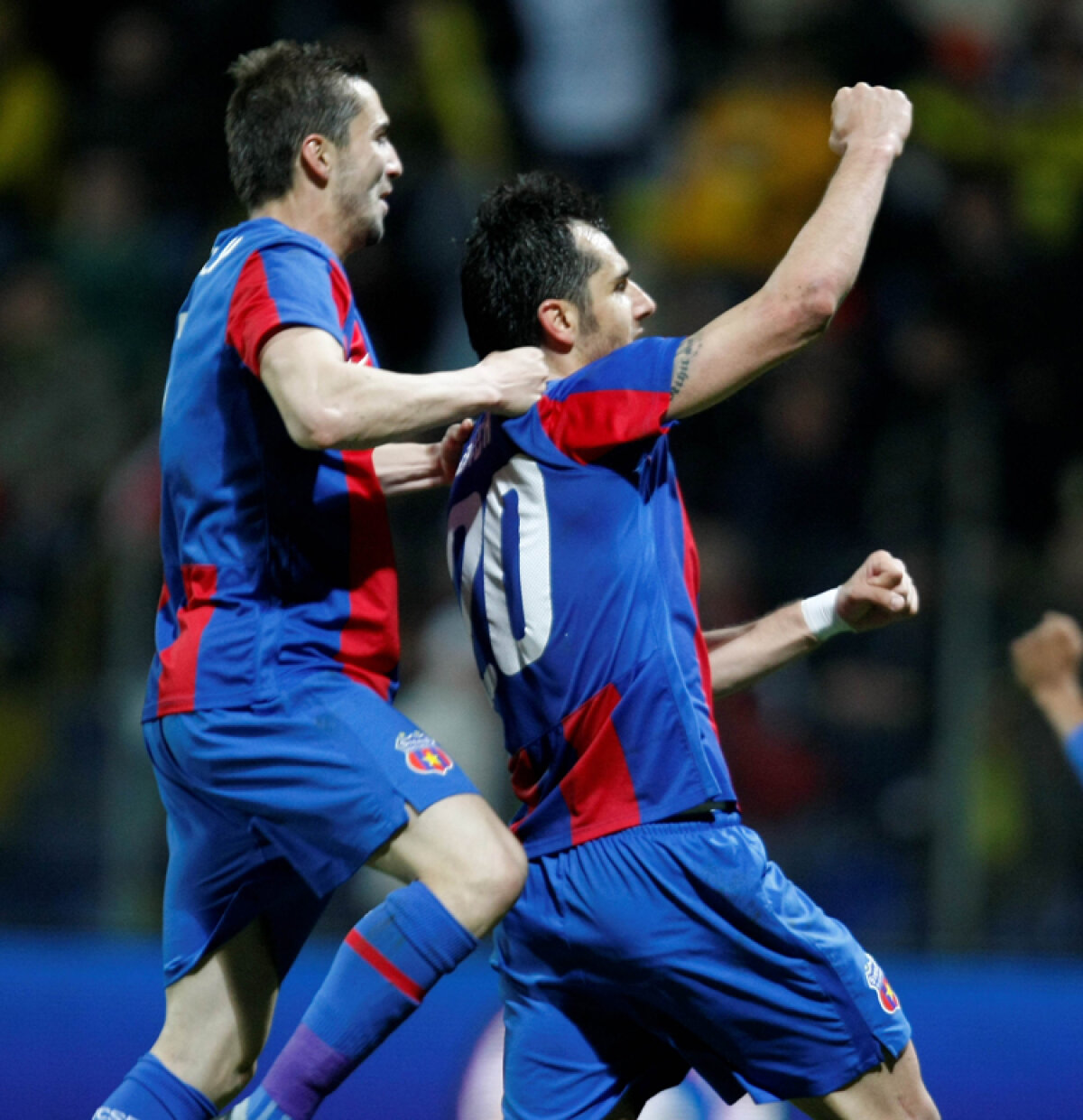 Steaua egalează în minutul 86 şi merge în finală!