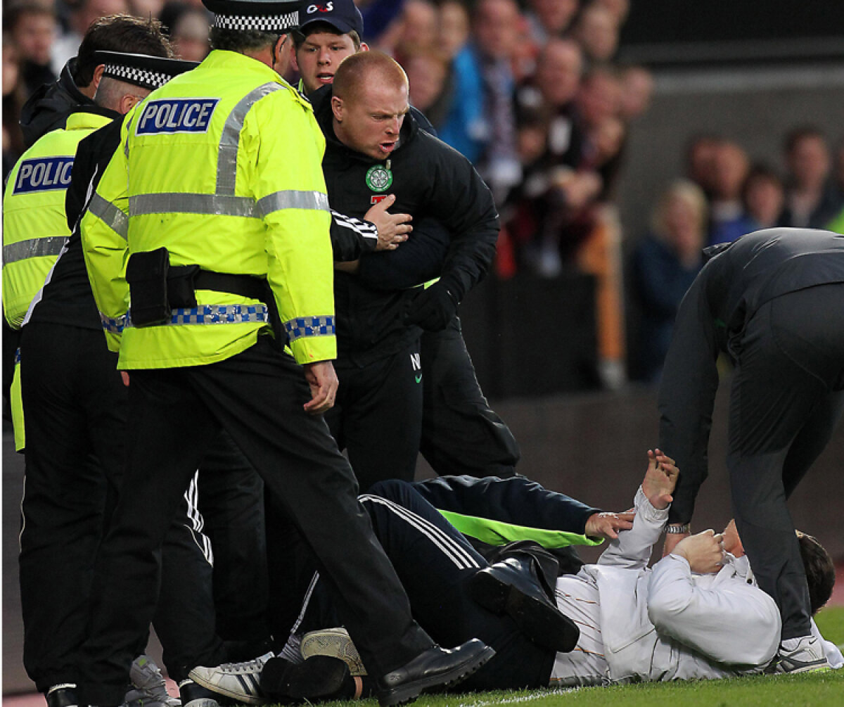VIDEO / Şocant! Antrenorul lui Celtic atacat şi lovit de un fan în timpul meciului!