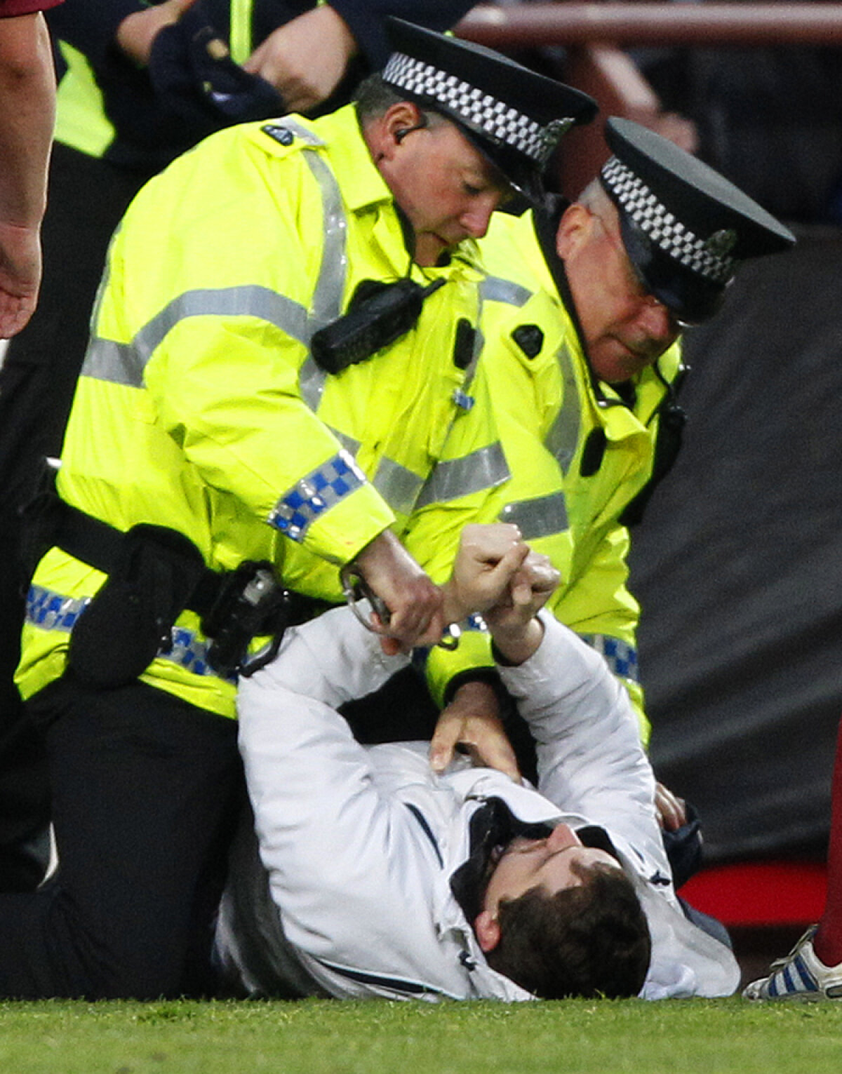 VIDEO / Şocant! Antrenorul lui Celtic atacat şi lovit de un fan în timpul meciului!