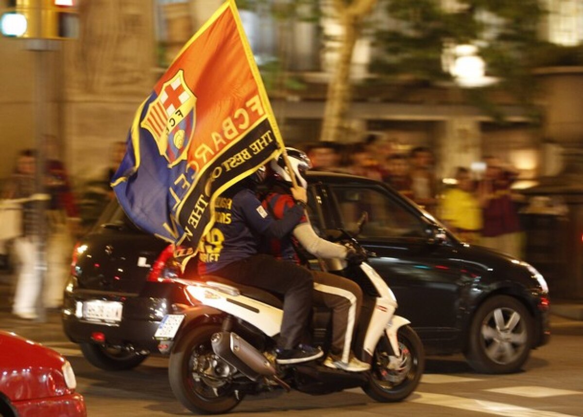 FOTO 12.000 de catalani au sărbătorit în stradă titlul cîştigat de Barca