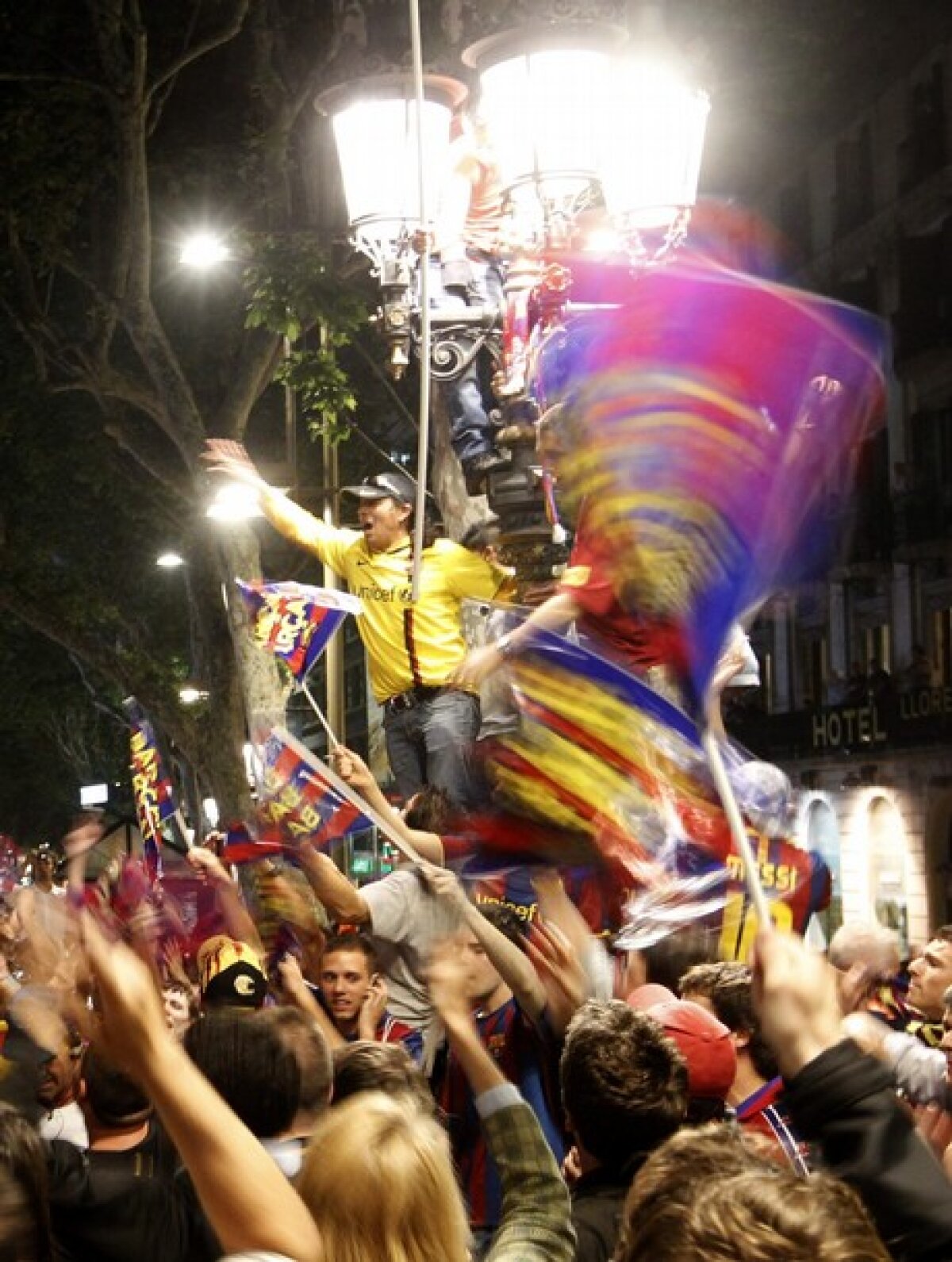 FOTO 12.000 de catalani au sărbătorit în stradă titlul cîştigat de Barca