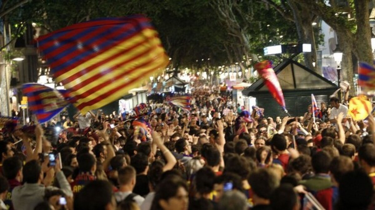 FOTO 12.000 de catalani au sărbătorit în stradă titlul cîştigat de Barca
