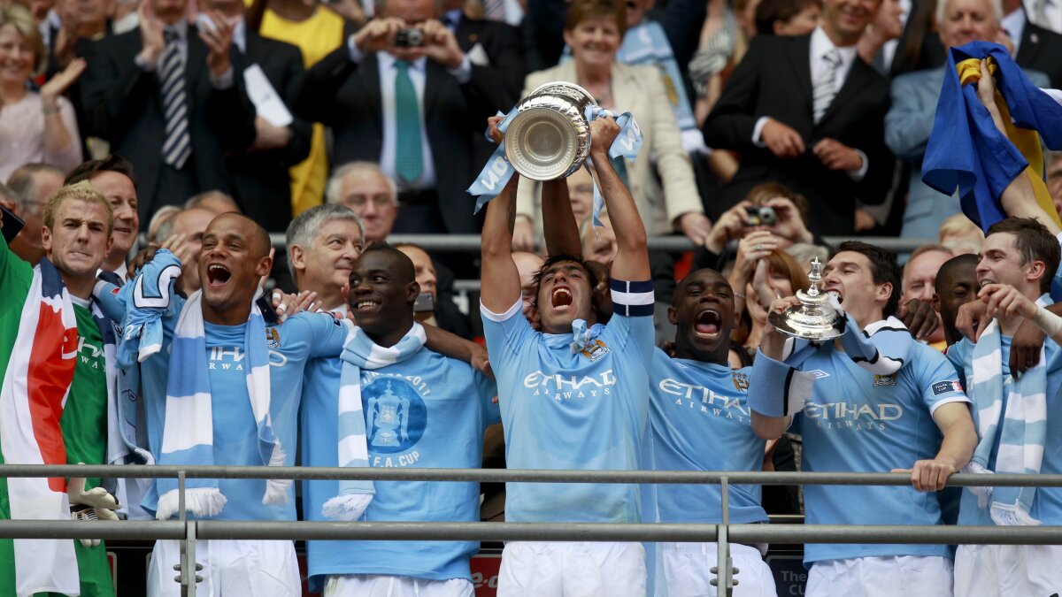 VIDEO / Manchester în sărbătoare: United e noua campioană! City are FA Cup! » Orăşelul vesel