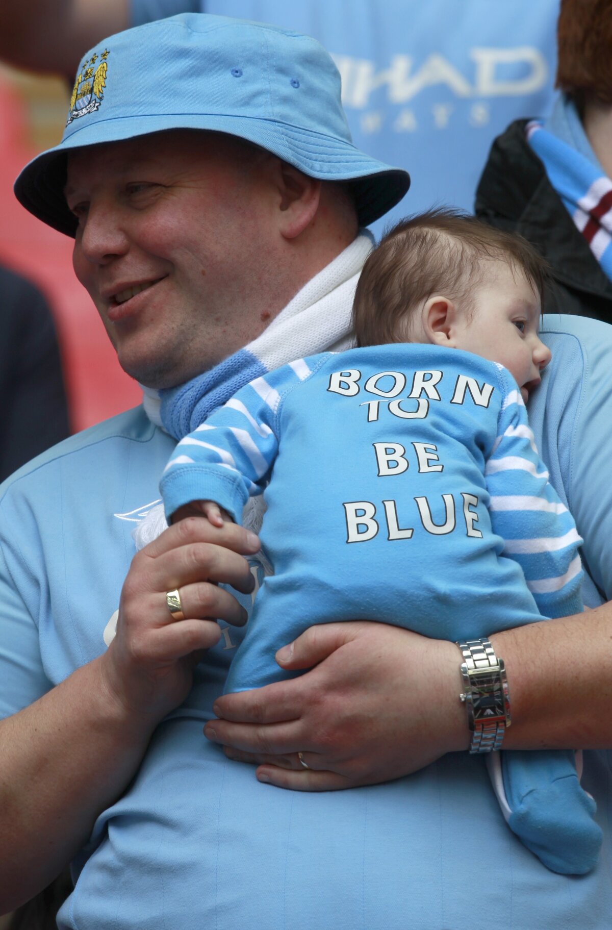 VIDEO / Manchester în sărbătoare: United e noua campioană! City are FA Cup! » Orăşelul vesel