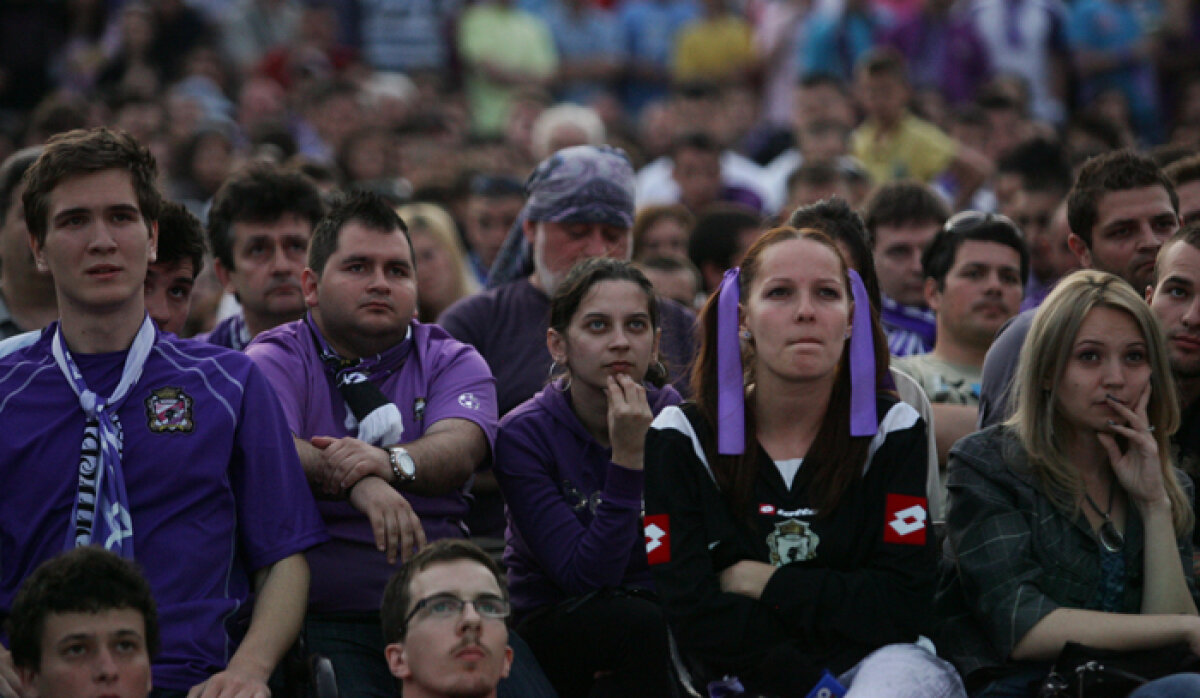 GALERIE FOTO » Timişorenii urmăresc meciul de la Galaţi în Piaţa Unirii