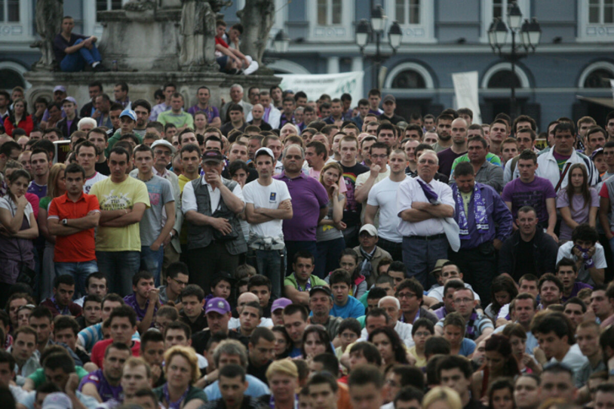 GALERIE FOTO » Timişorenii urmăresc meciul de la Galaţi în Piaţa Unirii