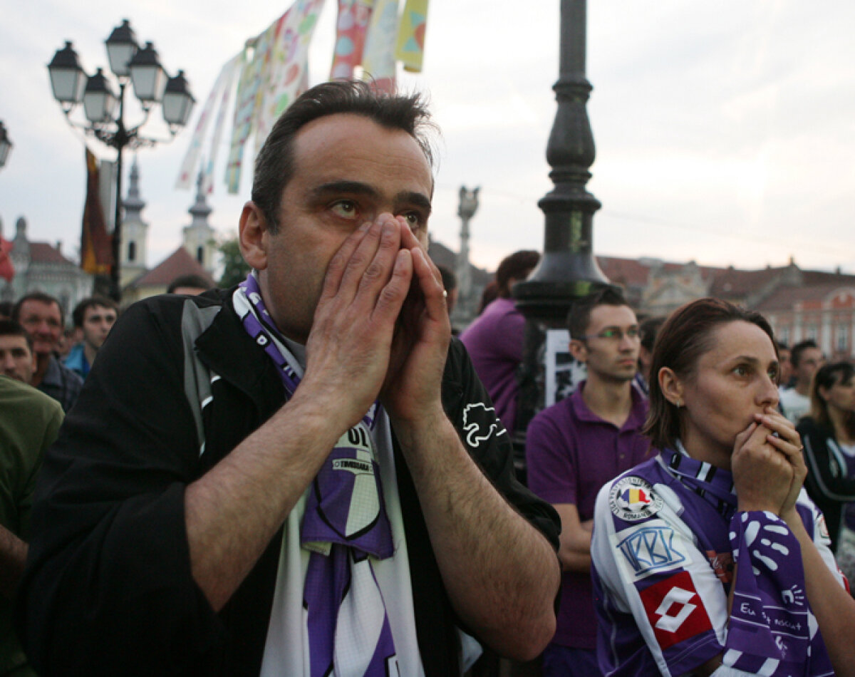 GALERIE FOTO » Timişorenii urmăresc meciul de la Galaţi în Piaţa Unirii