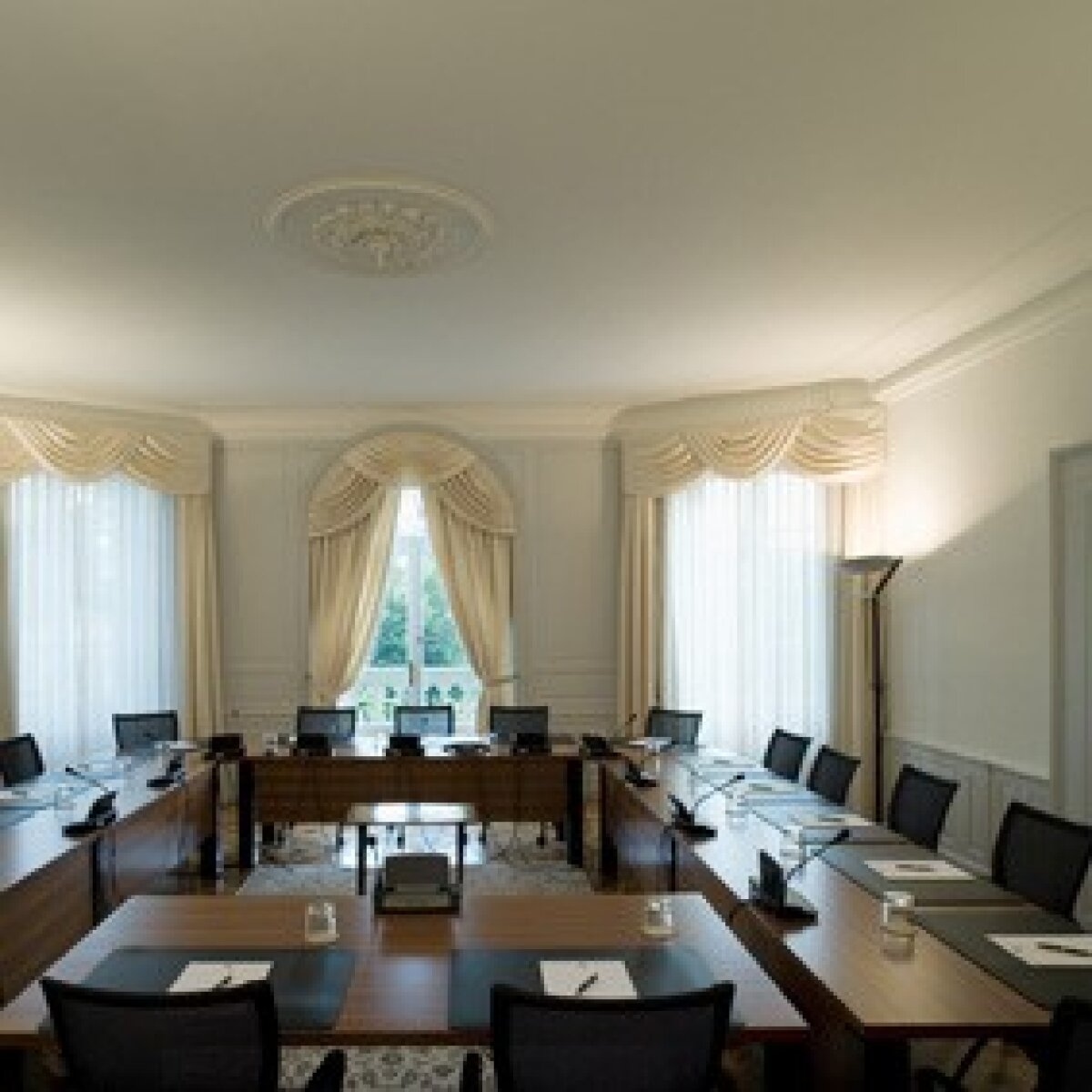 GALERIE FOTO / Aici se decide campionatul » TAS are sediul într-un castel din secolul al XVIII-lea!