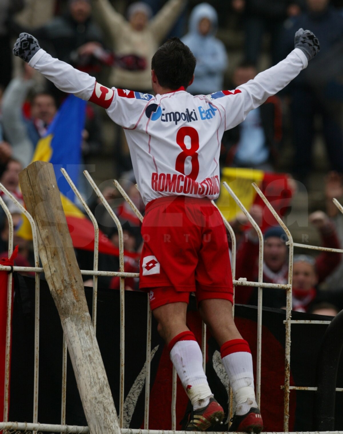 Fotografiile unui fotbalist de succes care se retrage diseară: Florentin Petre!