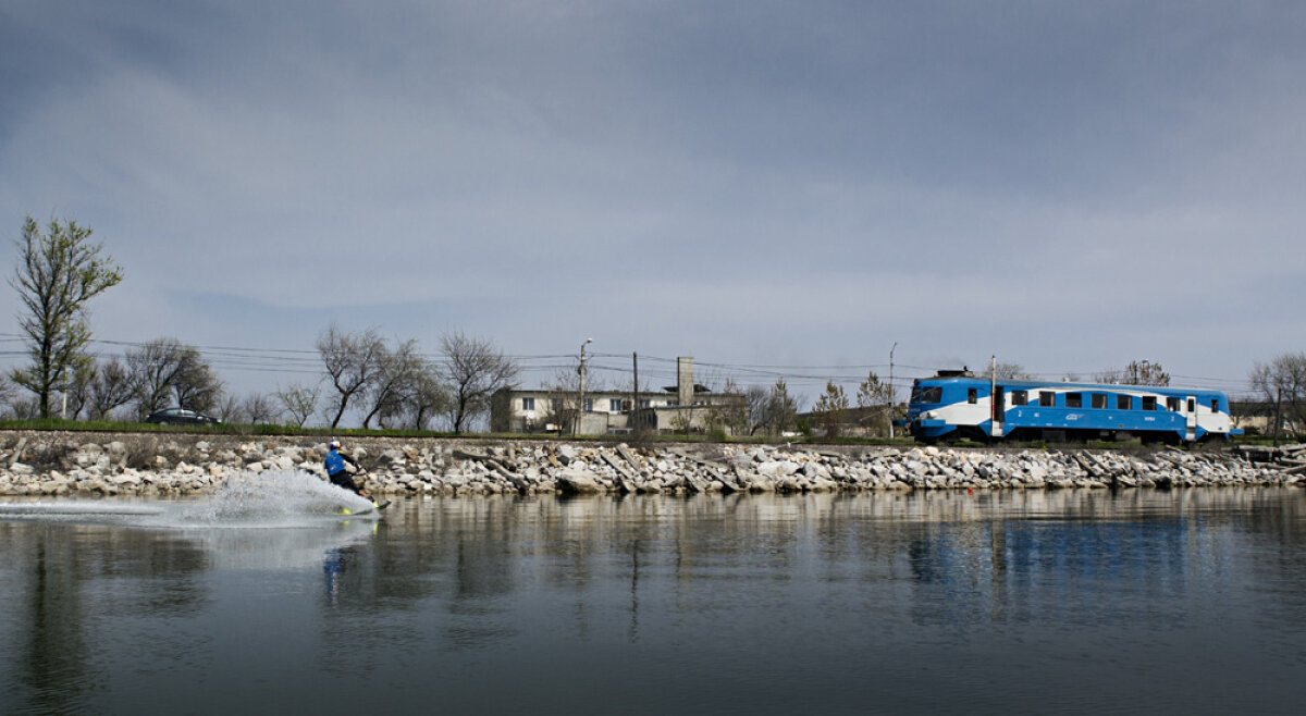 GALERIE FOTO Se întîmplă în România! » Duncan Zurr face wakeboarding tras de tren!