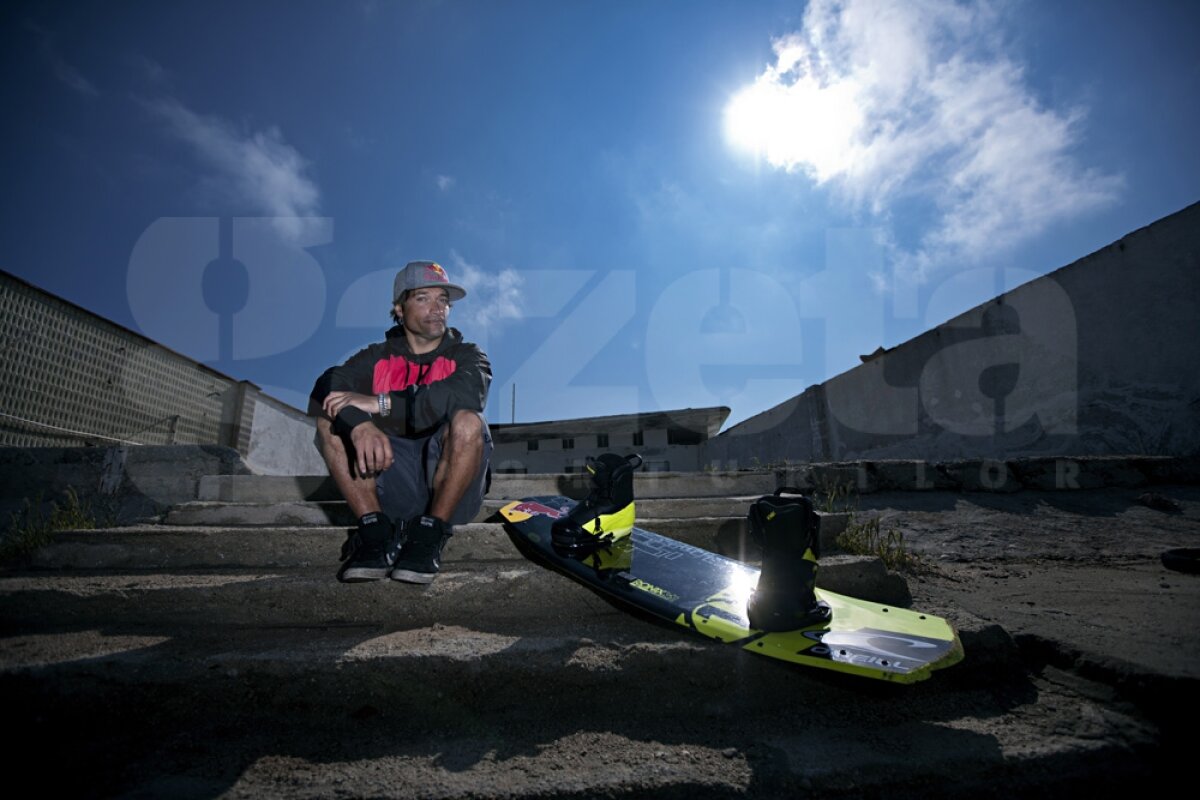 GALERIE FOTO Se întîmplă în România! » Duncan Zurr face wakeboarding tras de tren!