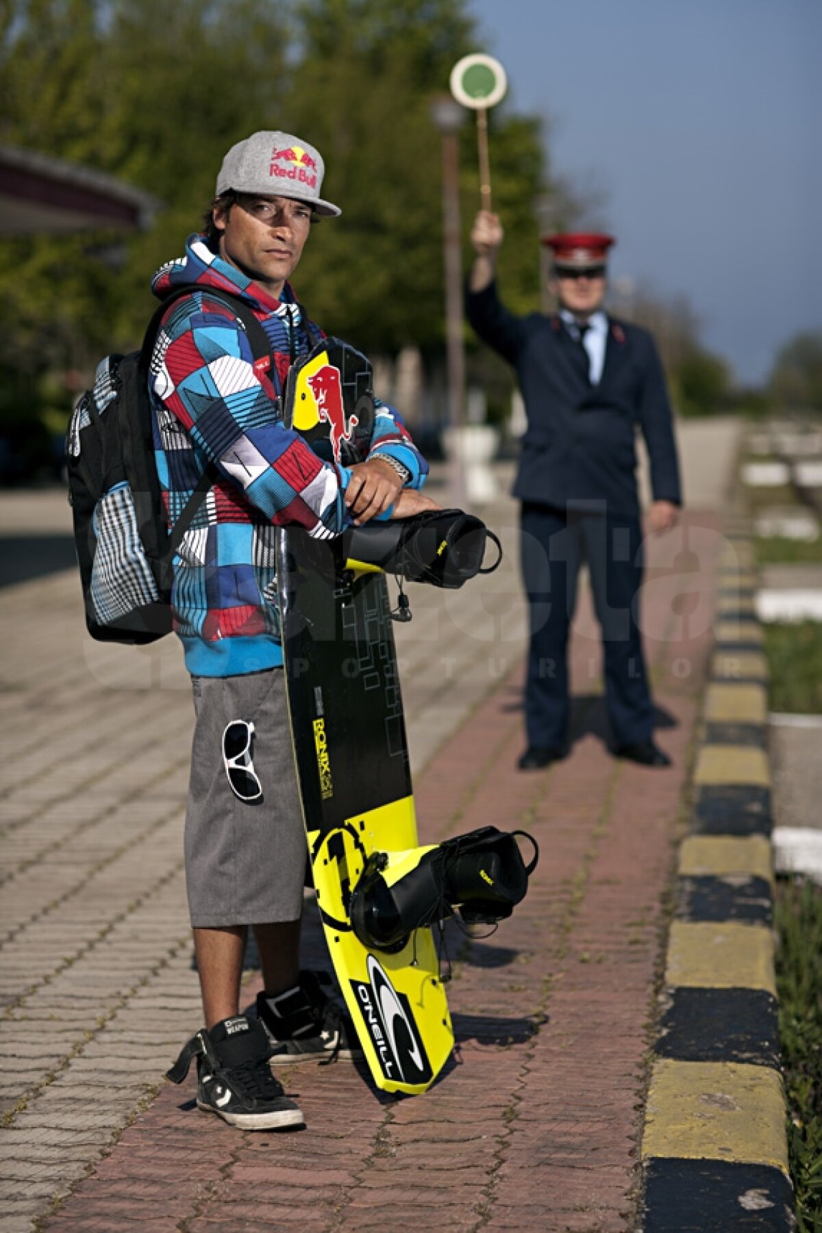 GALERIE FOTO Se întîmplă în România! » Duncan Zurr face wakeboarding tras de tren!