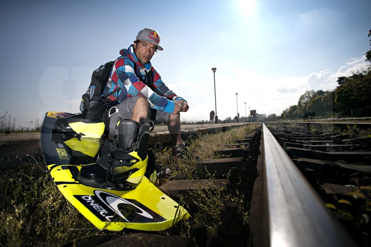 GALERIE FOTO Se întîmplă în România! » Duncan Zurr face wakeboarding tras de tren!