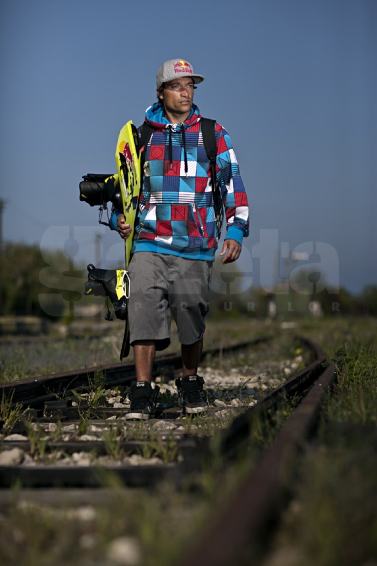 GALERIE FOTO Se întîmplă în România! » Duncan Zurr face wakeboarding tras de tren!
