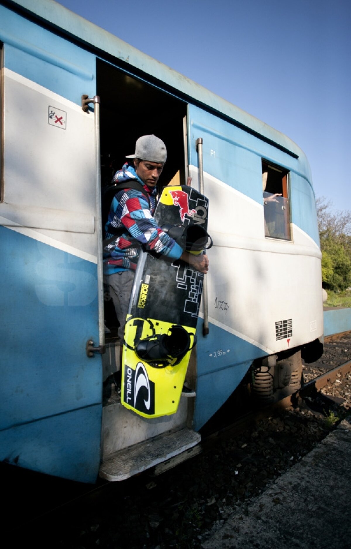 GALERIE FOTO Se întîmplă în România! » Duncan Zurr face wakeboarding tras de tren!