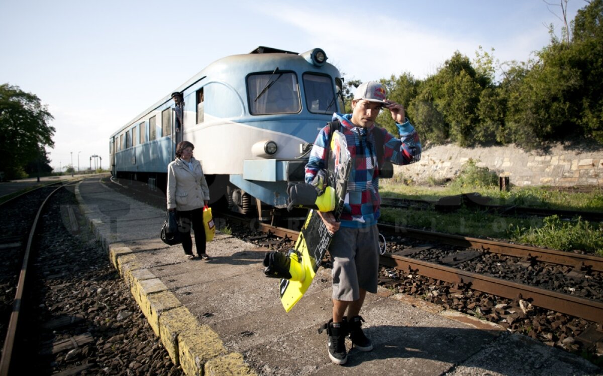 GALERIE FOTO Se întîmplă în România! » Duncan Zurr face wakeboarding tras de tren!