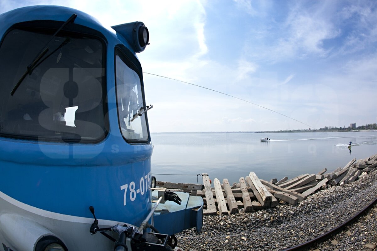 GALERIE FOTO Se întîmplă în România! » Duncan Zurr face wakeboarding tras de tren!