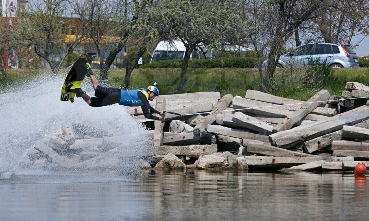 GALERIE FOTO Se întîmplă în România! » Duncan Zurr face wakeboarding tras de tren!