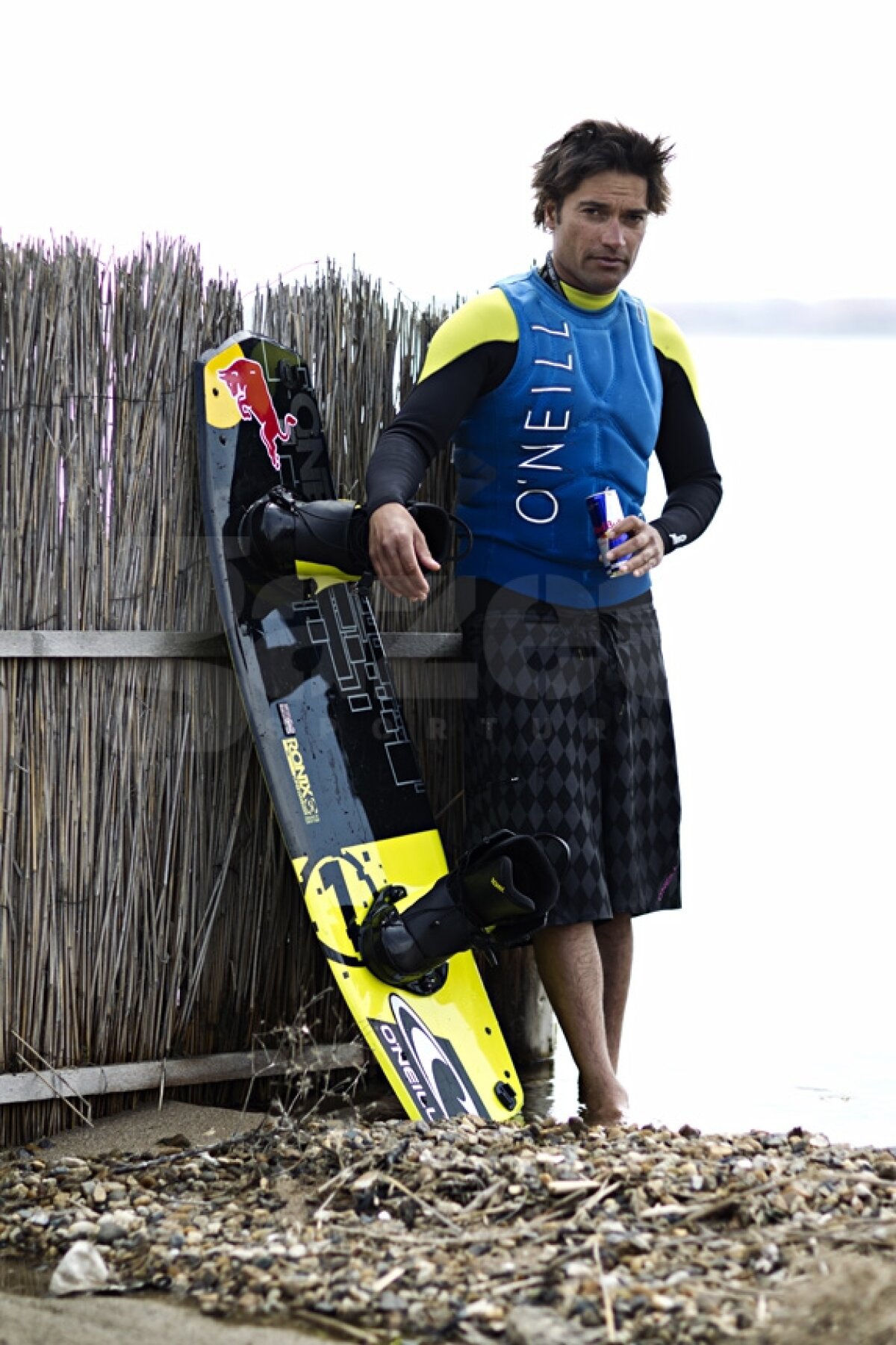 GALERIE FOTO Se întîmplă în România! » Duncan Zurr face wakeboarding tras de tren!