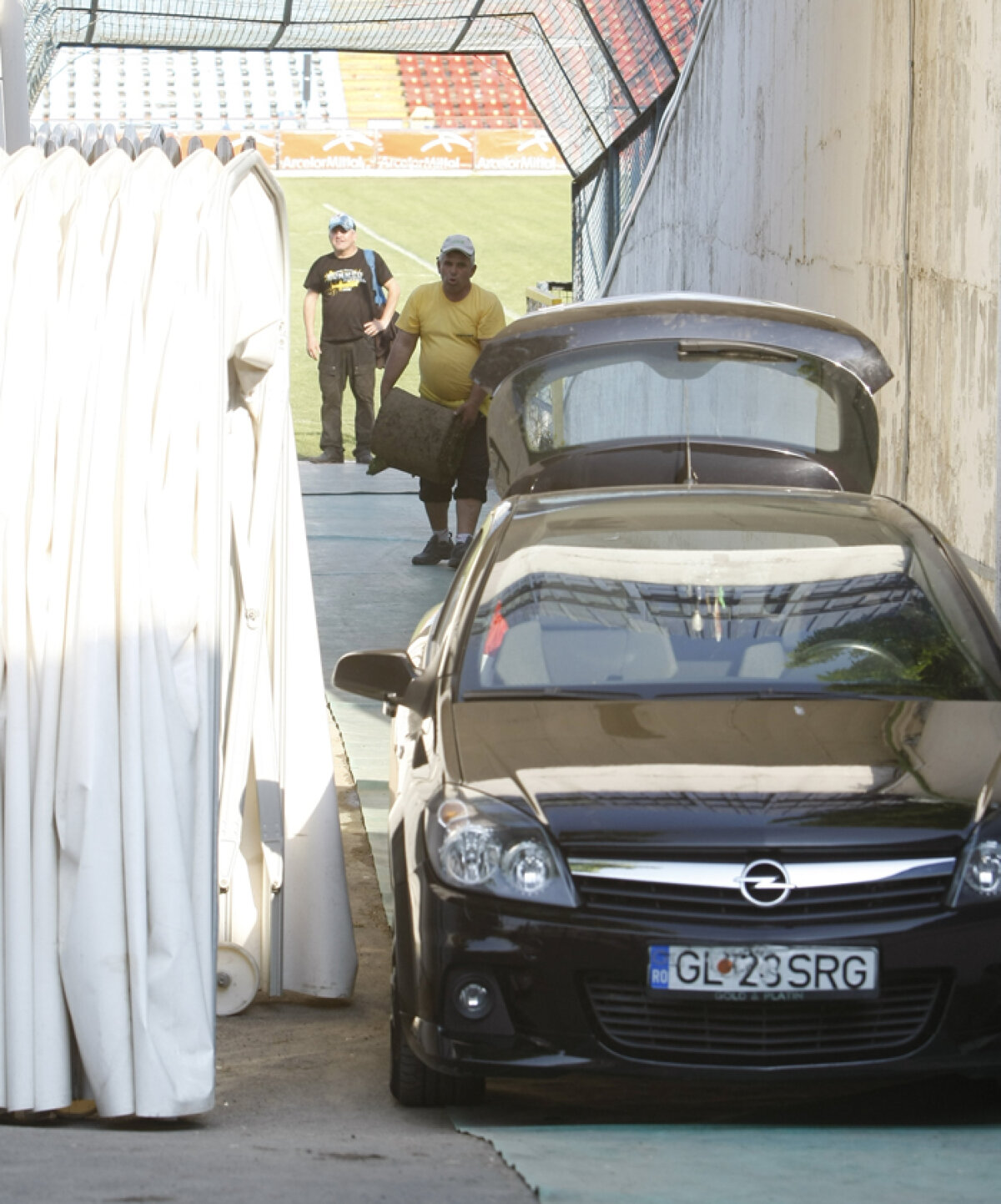 Oţelul schimbă gazonul pe care a cîştigat titlul! » "Îl împachetăm şi-l vindem la metru"