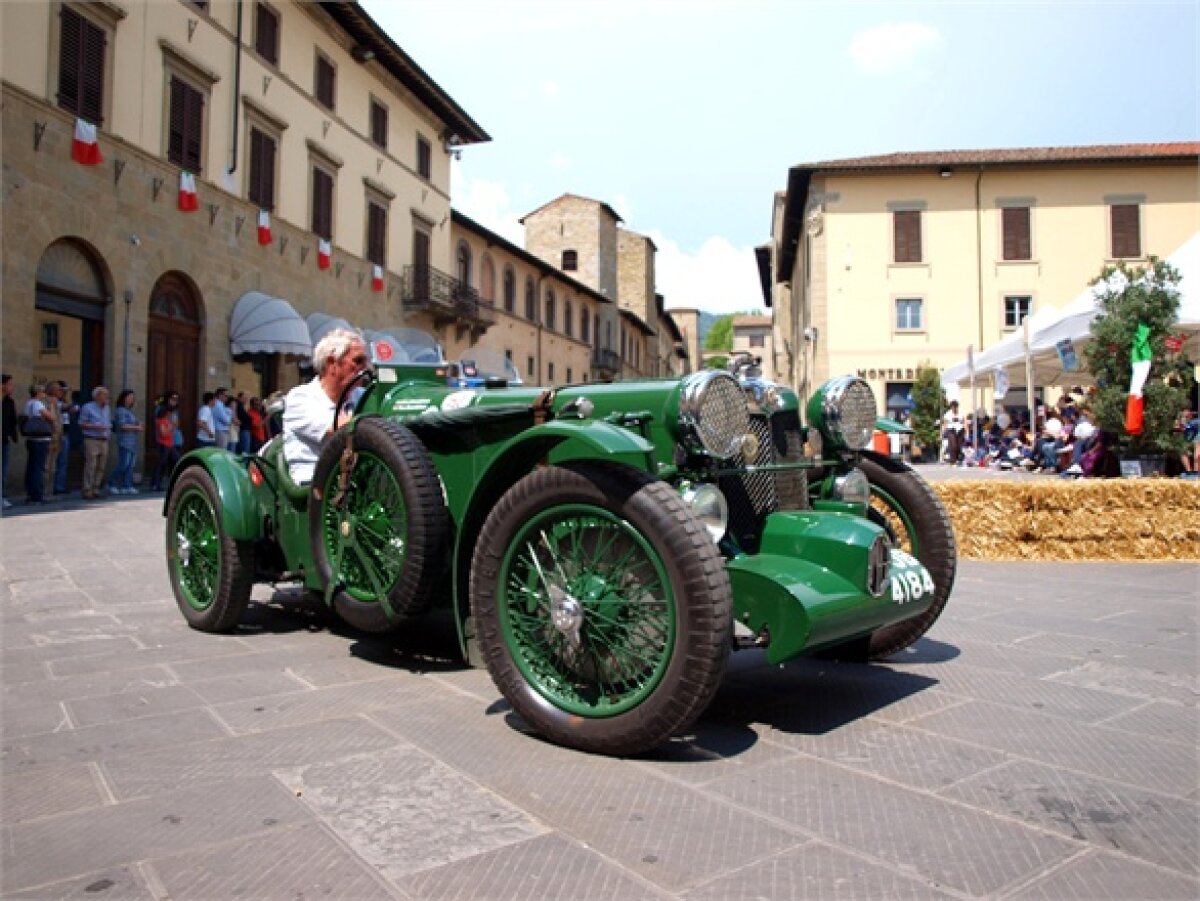 FOTO! Ce legătură este între Mr. Bean, raliuri şi un super fotomodel român